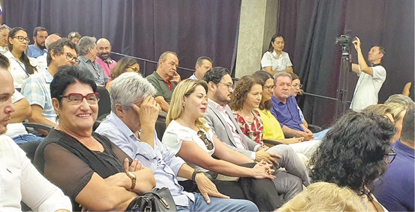 Secretariado em peso acompanhou o anúncio de recursos para entidade; só nesta foto aparecem 10. (Foto A Cidade)