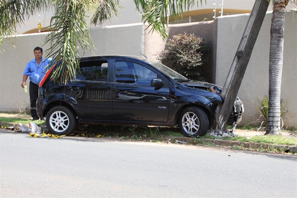 Condutora desvia de motociclista e colide com poste