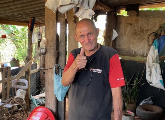 O catador de recicláveis, Zé da Lenha, foi o principal destaque do leilão; ele doou uma leitoa que rendeu R$ 15 mil ao hospital (Foto: Reprodução)