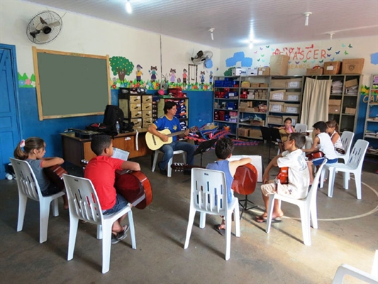 Alunos do Projeto Renascer participam de aulas gratuitas de violão