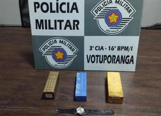 A Polícia Militar de Votuporanga encontrou com a mulher os perfumes e o relógio furtado (Foto: Divulgação)