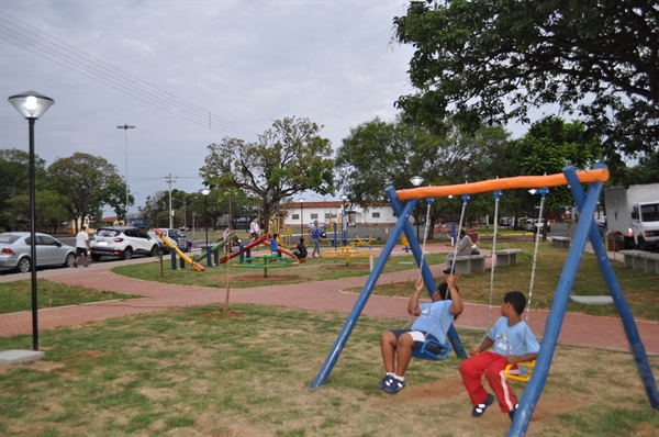 A revitalização da Praça 31 de Março, localizada no bairro Estação, foi entregue na tarde desta quinta-feira (27)
