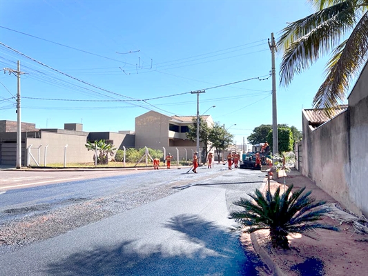 Três equipes de recape estão trabalhando simultaneamente em pontos distintos e uma quarta deve iniciar nos próximos dias (Foto: Prefeitura de Votuporanga)