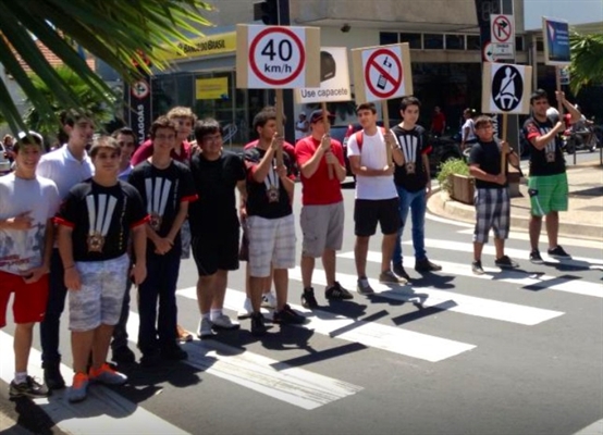 Jovens do Demolay fazem campanha pelo trânsito