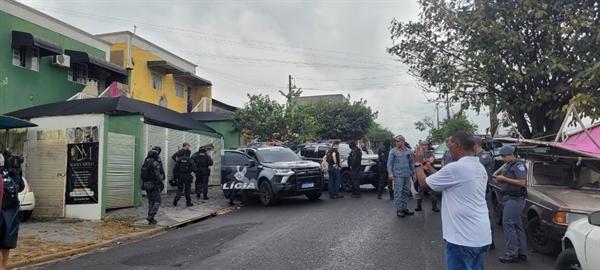 Sequestro em Votuporanga: armado com faca bem grande, homem ameaçava matar bebê, mãe e colocar fogo na casa (Foto: A Cidade)