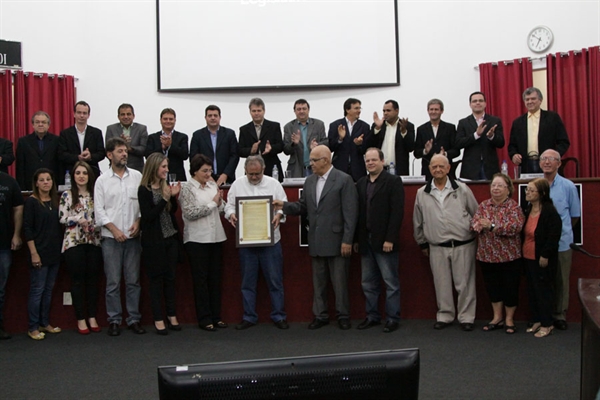 De pé, Câmara homenageia diretor jurídico