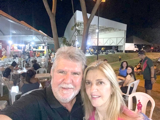 O prefeito Jorge Seba e a primeira-dama Rose, numa viagem portuguesa, com certeza.  (Foto: Redes sociais)