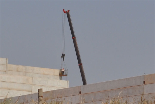 Máquina faz ajustes em construção do shopping