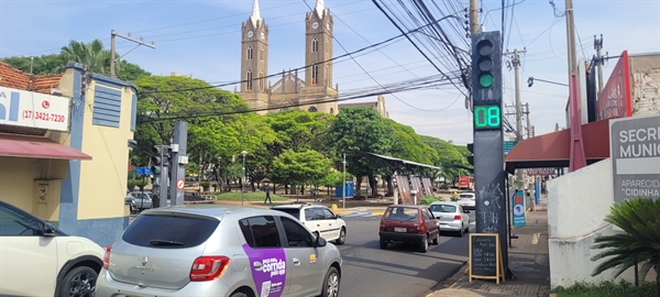 Ruas e avenidas da cidade foram palco de mais de 1,6 mil multas por utilizar o celular na direção  Foto: A Cidade