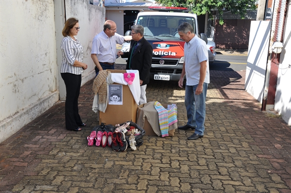  Os cobertores serão destinados para entidades assistenciais do município e ao Cabide Solidário; pela Campanha do Agasalho, Polícia Civil faz doações de peças arrecadadas (Foto: Divulgação/Prefeitura de Votuporanga) 
