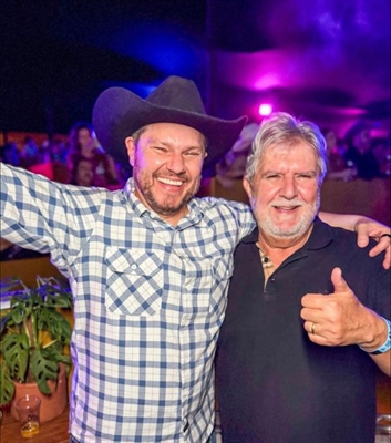 Com Carlão fora da disputa, o prefeito Jorge Seba sentiu-se livre e solto para festejar a visita do deputado Danilo Campetti na festa do Rodeio Internacional. E que ninguém nos impeça do abraço. (Foto:Reprodução)