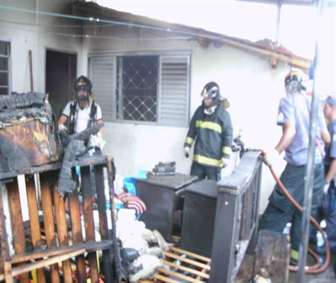 Mulher tem 60% do corpo queimado ao salvar filhos  de incêndio