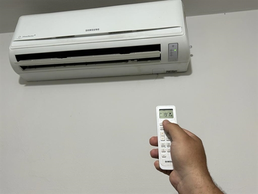 Ar-condicionado ligado o dia inteiro é um dos vilões da conta de energia; ventiladores e geladeira também gastam muito (Foto: A Cidade)