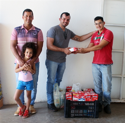 Grupo “Amigos do Bem” doa 55 litros de leite e alimentos