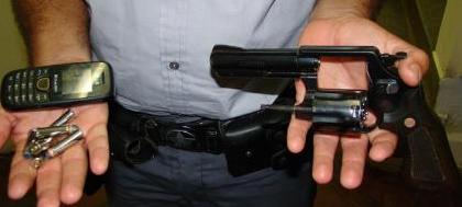 Assaltante é preso dentro de provador de loja