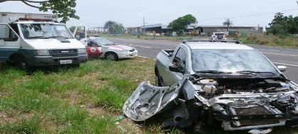 Caminhão transportando presos sofre acidente