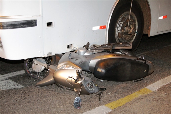 Motociclista é ‘atropelada’ por ônibus