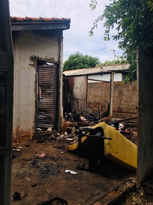 Casa em Marinópolis ficou destruída após incêndio — Foto: Arquivo Pessoal