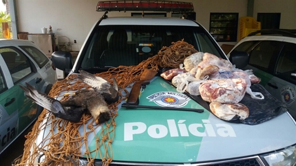 A Polícia Ambiental apreendeu mais de 30kg de carne de capivara, arma, rede de caça e um gavião morto (Foto: Divulgação/Polícia Ambiental)