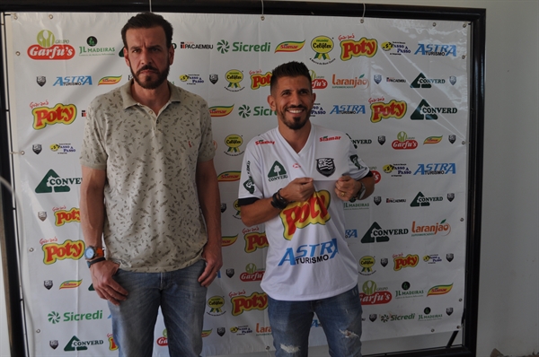 Marcelo Stringari e Ricardinho durante apresentação  do jogador na tarde de ontem na Arena Plínio Marin (Foto: Daniel Castro/A Cidade)