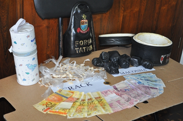 Duas pessoas são presas por tráfico de droga