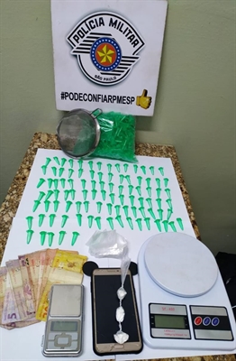 Os policiais do Rocam e Força Tática apreenderam diversas drogas, dinheiro e material usado para embalagem  Foto: Divulgação/PM 