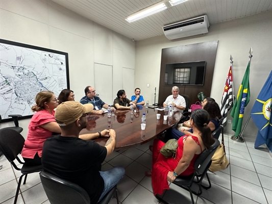 Representantes dos profissionais da educação, do sindicato e da Câmara se reuniram com o prefeito Jorge Seba para discutir o tema (Foto: Prefeitura de Votuporanga)