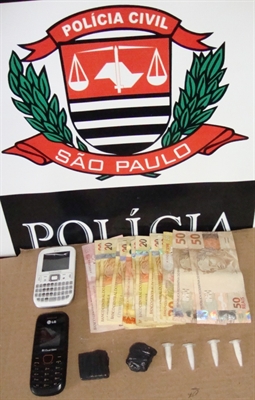 Entorpecente apreendido no interior da residência de 'Careca'