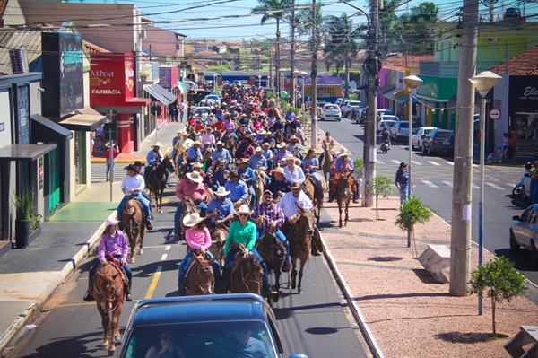 As festividades começaram com a tradicional cavalgada, que reuniu milhares de cavaleiros e amazonas de toda a região (Foto: Prefeitura de Valentim)