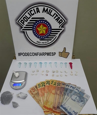 Policiais apreenderam porções de maconha, cocaína e crack, além de material usado no preparo das drogas (Foto: Divulgação/PM)