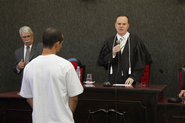 Homem é condenado a 21 anos por assassinato