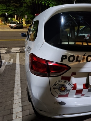 Carro utilizado pelos bandidos no assalto foi localizado e apreendido pela PM horas após o crime e levado para a Central de Polícia (Foto: Divulgação)
