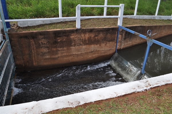 Barra de contenção ajuda a manter nível da represa e reserva de água