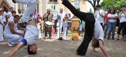 Alunos da Apae participam de capoeira na Concha 