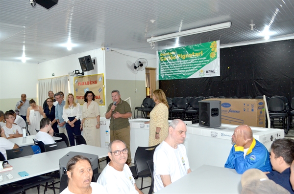 O deputado Carlão Pignatari foi recebido ontem por alunos, funcionários e diretores da Apae em uma cerimônia de agradecimento (Foto: A Cidade)