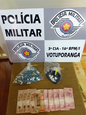 Com o trio foram apreendidas centenas de porções de drogas e certa quantia em dinheiro (Foto: Divulgação/Polícia Militar)