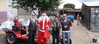 Papai Noel do motoclube distribui presentes