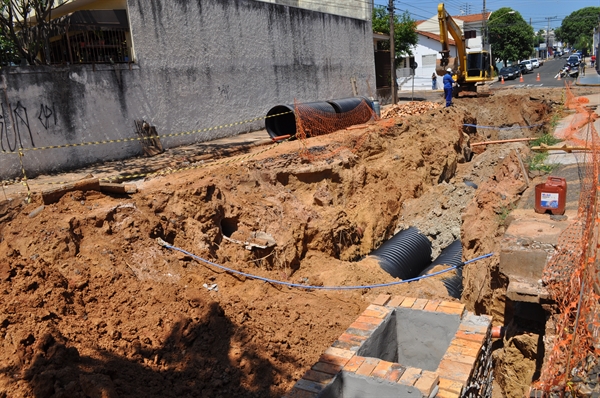 As obras antienchentes avançaram e chegaram até o cruzamento das ruas Ceará e Sergipe (Foto: Érika Chausson/A Cidade)