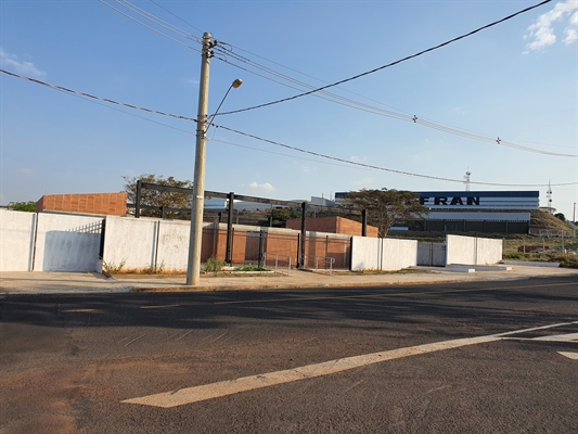 Obra deveria ter sido concluída em setembro do ano passado, mas depois de um ano de atraso, contrato com a empresa foi rompido (Foto: A Cidade)