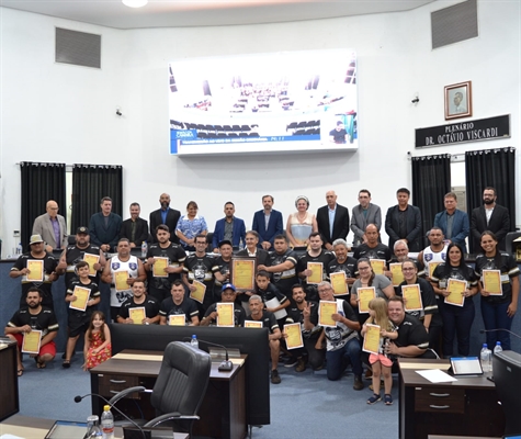 Membros da TOV acompanharam a sessão da Câmara e receberam das mãos dos vereadores um Voto de Congratulação (Foto: Assessoria)