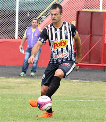 Renato Justi, zagueiro da Votuporanguense, que enfrenta o Taubaté na tarde de amanhã no mata-mata do torneio (Foto: Rafael Nascimento/CAV)