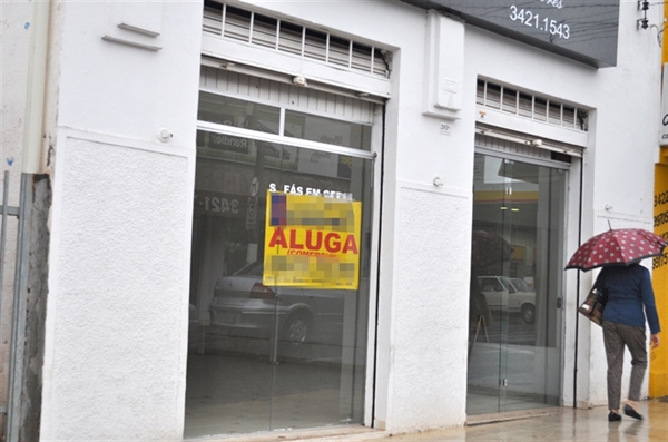 Quatrocentas e cinquenta empresas fecham as portas na cidade