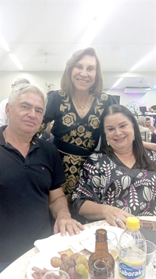 Jantar da Udemo. Paula Vasques, presidente do Escritório Regional, ao lado da vereadora e diretora de escola em Cosmorama, Monica Feliciano, e seu esposo Carlos (Foto: A Cidade)