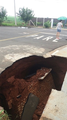Buraco se transformou em cratera no bairro Luz da Esperança em Rio Preto (Foto: Arquivo Pessoal)