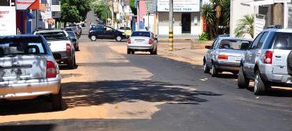 Serviços Urbanos tapa-buraco na rua Ceará