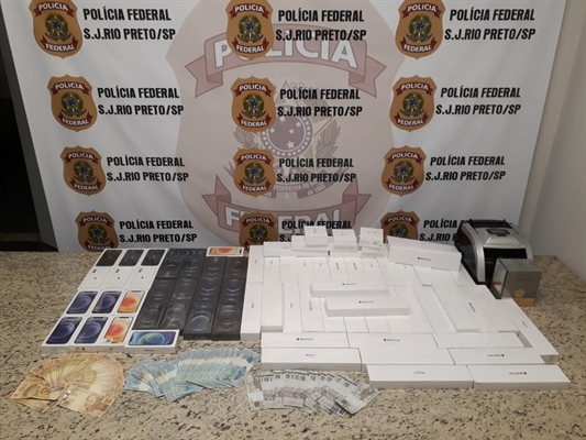 Homem foi preso em flagrante na Operação Direct, que investiga a prática de descaminho de produtos eletrônicos (Foto: Polícia Federal/Divulgação)