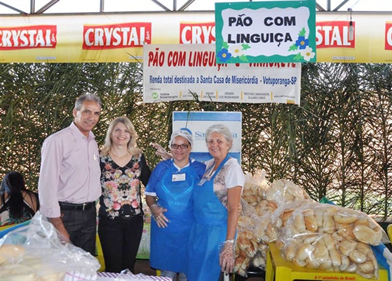 Voluntários montam barraca em evento com renda revertida para Santa Casa