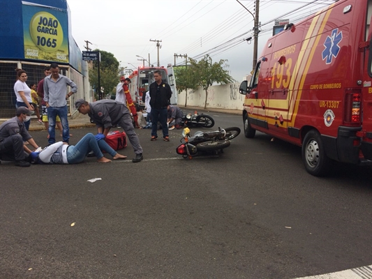 Acidente entre motos deixa três feridos em cruzamento de Votuporanga (Foto: Aline Ruiz/A Cidade)