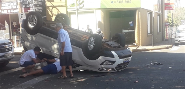 Os motivos ainda serão esclarecidos durante investigação, isso porque no cruzamento existe um semáforo (Foto: Divulgação)