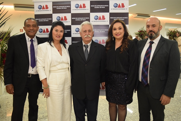 Adelino Ferrari (ao centro) foi eleito para o seu 8º mandato na OAB: sua diretoria tem ainda os advogados Josué Carvalho Santos, Elaine Akita Fernandes, Miriane Pimenta de Morais e Bruno Dumbra (Foto: Arquivo pessoal)